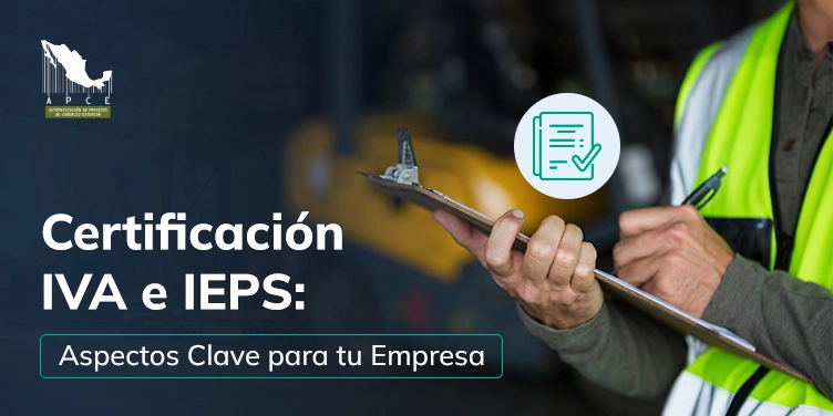 Persona sosteniendo planilla y bolígrafo para hacer referencia al cumplimiento de la certificación IVA e IEPS